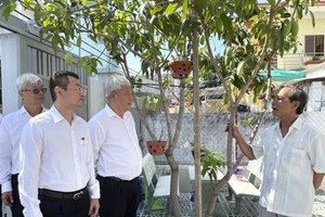 Leaders of District 7 are visiting residents who donate land for alley expansion. (Photo: SGGP)