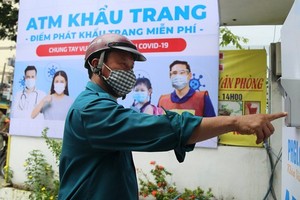 Rice and face mask ATM - an innovative activity in HCMC. (Photo: SGGP)
