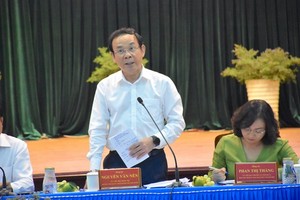 Secretary of HCMC Party Committee Nguyen Van Nen is delivering his speech in the meeting with Binh Tan District authorities. (Photo: SGGP)