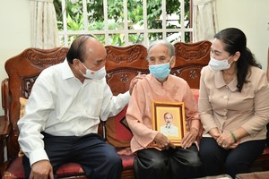 State President Nguyen Xuan Phuc is delivering his speech at the online meeting with voters of Hoc Mon District. (Photo: SGGP)