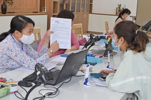 State officers in District 11 are returning documents of public services to residents. (Photo: SGGP)