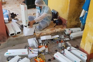 Viettel technicians are installing monitoring cameras at centralized isolation places in the Northern regions. (Photo: SGGP)