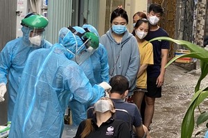 The medical staff is taking samples of people in the neighborhood of the place where the newest Covid-19 cases practiced their belief. (Photo: SGGP)