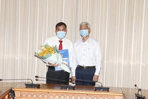 Vice Chairman of Ho Chi Minh City People’s Committee Vo Van Hoan delivered the decision to AHTP Director Pham Dinh Dung (Photo: SGGP)