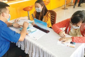 Laborers affected by Covid-19 are looking for new jobs at the HCMC Youth Job Center. (Photo: SGGP)