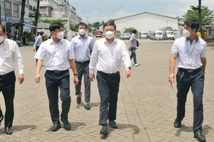 Vice Chairman of HCMC People’s Committee Duong Anh Duc is checking the Covid-19 prevention and control tasks in PouYuen Co. (Photo: SGGP)