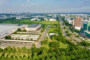 Businesses located in SHTP are trying to maintain manufacturing activities and fight against Covid-19 at the same time. (Photo: SGGP)