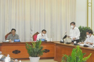 Chairman of HCMC People’s Committee Nguyen Thanh Phong is delivering his report in the meeting with Prime Minister Pham Minh Chinh. (Photo: SGGP)