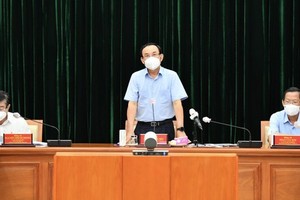 Secretary of HCMC Party Committee Nguyen Van Nen is delivering his speech in the conference. (Photo: SGGP)