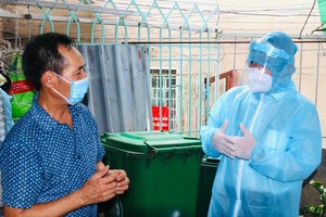 Secretary of HCMC Party Committee Nguyen Van Nen visited poor workers in rented rooms in Binh Tan District to spirit them up. (Photo: SGGP)