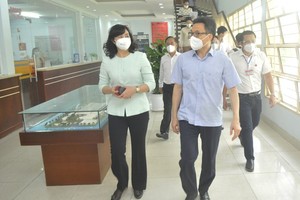 Deputy Prime Minister Vu Duc Dam and Vice Chairwoman of HCMC People’s Committee Phan Thi Thang paid a visit to Vissan to check Covid-19 prevention methods here. (Photo: SGGP)