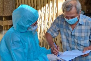 Freelancers and poor people in District 11 receive support packages at door. (Photo: SGGP)