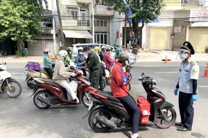 Movement declaration at one checkpoint on Dinh Bo Linh Street on August 15. (Photo: SGGP)