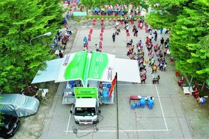 People on duty at a green zone checkpoint in Ward 1 of District 5 on August 25. (Photo: SGGP)