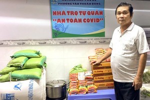 Nguyen Quang Quang always prepare enough food to support tenants living in his neighborhood. (Photo: SGGP)