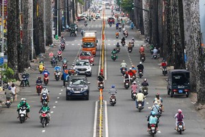 Traffic on Nguyen Tri Phuong Street is crowded on October 1. (Photo: SGGP)