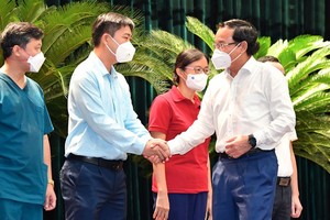Secretary of HCMC Party Committee Nguyen Van Nen thanked the doctors and nurses coming to aid the city in the fierce combat against Covid-19 to minimize severe and dead cases. (Photo: SGGP)