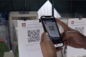 A QR code on a chip-based citizen ID card displays 7 essential information fields.