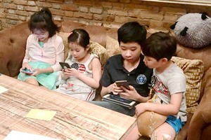 It is advisable not to let children use the Internet without monitoring (Photo: SGGP)