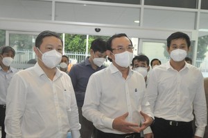 HCMC Party Chief Nguyen Van Nen is delivering his speech in the working session with HEPZA yesterday. (Photo: SGGP)