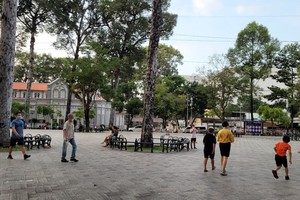 HCMC residents are doing exercise outsides to minimize the spread of Covid-19. (Photo: SGGP)