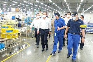 Secreatry of HCMC Party Committee Nguyen Van Nen paid a visit to Nissei Electric Vietnam Co. Ltd – one of the enterprise with a strong Party organization. (Photo: SGGP)