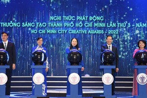 Chairman of HCMC People’s Committee Phan Van Mai is delivering the awards to winners of HCMC Creative Awards 2021. (Photo: SGGP)