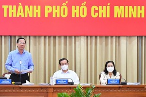 Chairman of HCMC People’s Committee Phan Van Mai is delivering his speech at the meeting with the Government. (Photo: SGGP)