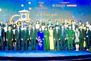 Leaders of HCMC are delivering awards to winners of the HCMC Golden Brand Awards 2021. (Photo: SGGP)