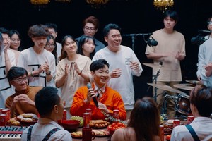 Singer Hoang Dung is doing his live session ’25 Met Vuong’