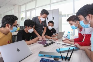 Guiding young people to digitalize their work in SHTP-IC. (Photo: SGGP)