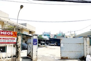 The land lot at 175 Pham Hung Street in District 8 is supposed to be a commercial-residential complex but is not a temporary parking lot. (Photo: SGGP)