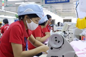 Workers in Garment 10 Corp. in their shift. (Photo: SGGP)