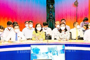 Chairwoman of HCMC People’s Council Nguyen Thi Le is attending the ‘People Ask – the City Answers’ session about the topic of apartment building management and use. (Photo: SGGP)