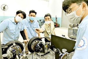 Practice lesson on diagnosing the technical status of an automobile in HCMC Vocational College.