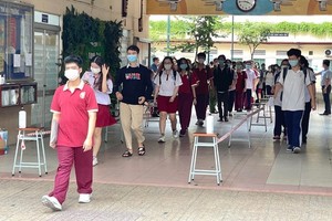 Candidates finished the Foreign Language test at the test site of Minh Duc Junior High in District 1 of HCMC for the high school graduation exam on July 8, 2021. (Photo: SGGP)