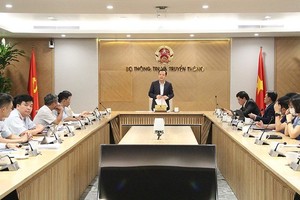 Deputy Minister of Information and Communications Pham Duc Long is delivering his speech