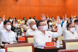 Delegates from HCMC People’s Council are voting for major resolutions in the meeting. (Photo: SGGP)