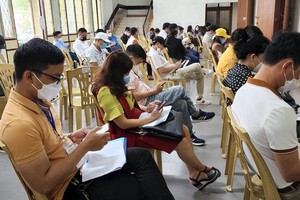 The Culture Center of Le Thuy District are full of participants in the auction for 32 remote land lots in Ngu Thuy Bac Commune of Le Thuy District (Quang Binh Province). (Photo: SGGP)