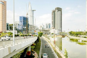 The parallel route to Vo Van Kiet Boulevard is open to the public after one year of construction. (Photo: SGGP)