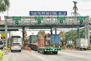 An Suong – An Lac Toll Plaza in Ho Chi Minh City has launched an ETC system, yet all lanes allow both marked and unmarked vehicles. (Photo: SGGP)