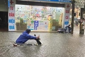 The serious urban flooding in Yen Hoa Ward of Cau Giay District in Hanoi in the afternoon of May 29 after heavy rain.