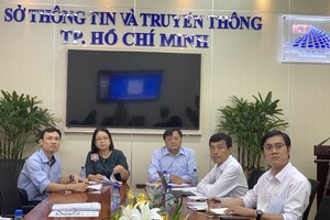 Deputy Director of the HCMC Justice Department Nguyen Van Vu (third from the right) is discussing the pilot in the meeting. (Photo: SGGP)