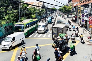 Nguyen Tat Thanh Street is always crowded