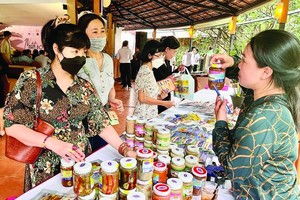 Tourists are buying ‘Mam Nam Bo’ (fish paste of the South) at Van Thanh Tourism Site in Binh Thanh District