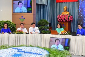 Director of the HCMC Department of Natural Resources and Environment Nguyen Toan Thang is answering questions raised by waste collection cooperatives in the session. (Photo: SGGP)