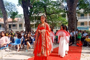 Students of Le Quy Don High School in District 3 of HCMC are participating in a History lesson under the form of a project.