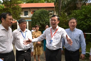 Deputy Minister of Education and Training Nguyen Van Phuc is checking preparation tasks at Le Hong Phong High School for the Gifted. (Photo: Cao Thang)
