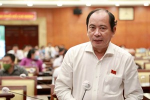 Director of the HCMC Health Department Tang Chi Thuong is delivering his speech in the session. (Photo: SGGP)