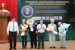 Leaders of Binh Dinh Province and Quy Nhon University presented flowers to the professors at the event